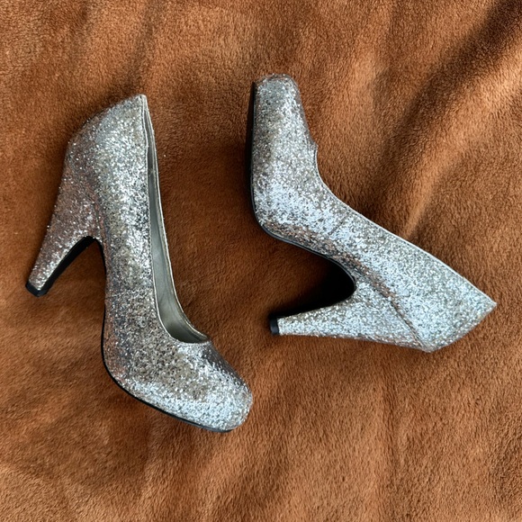 QUPID Glitter Pumps - Picture 2 of 2